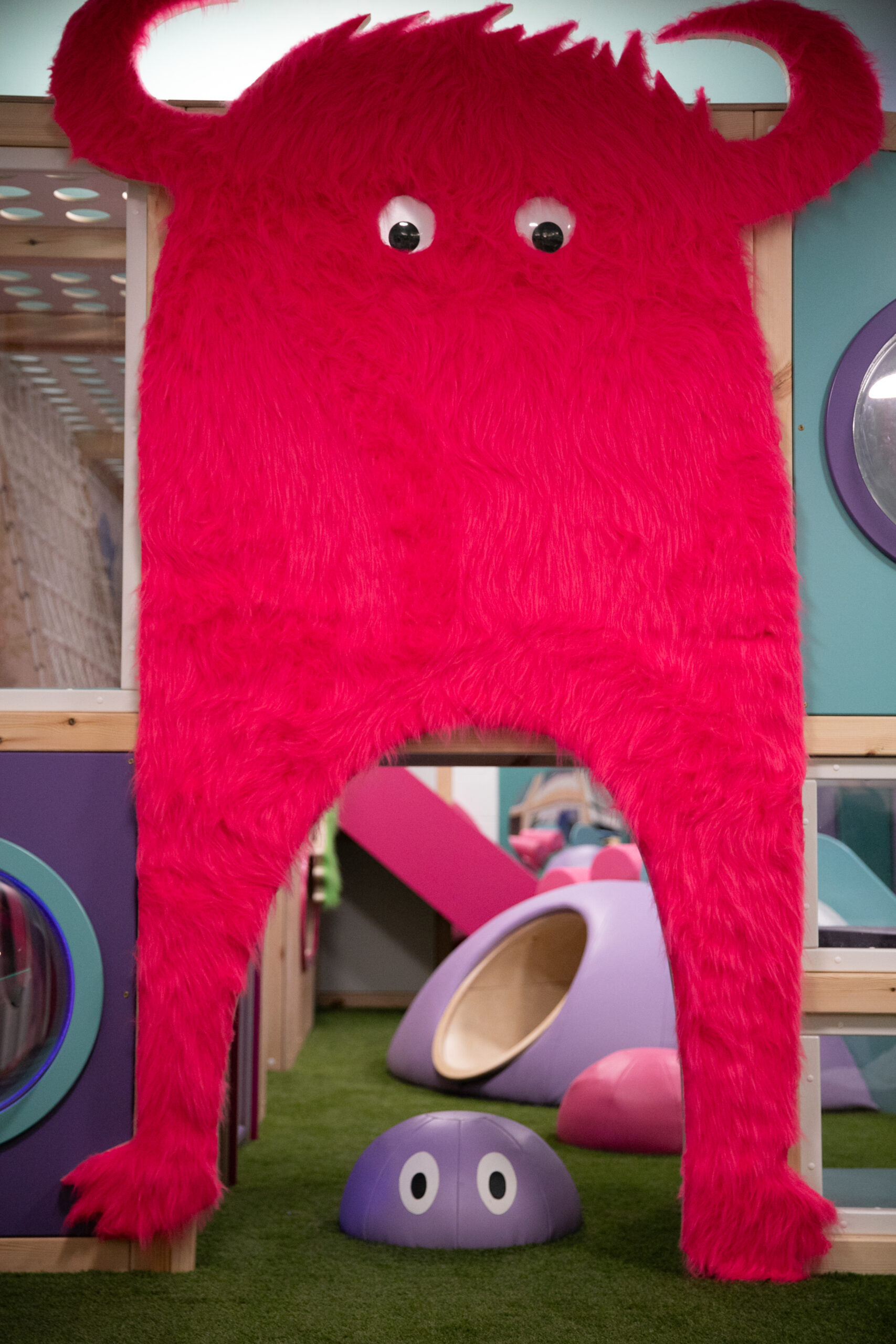 Tunnels, bubble windows and cargo nets on the Tiger Play frame