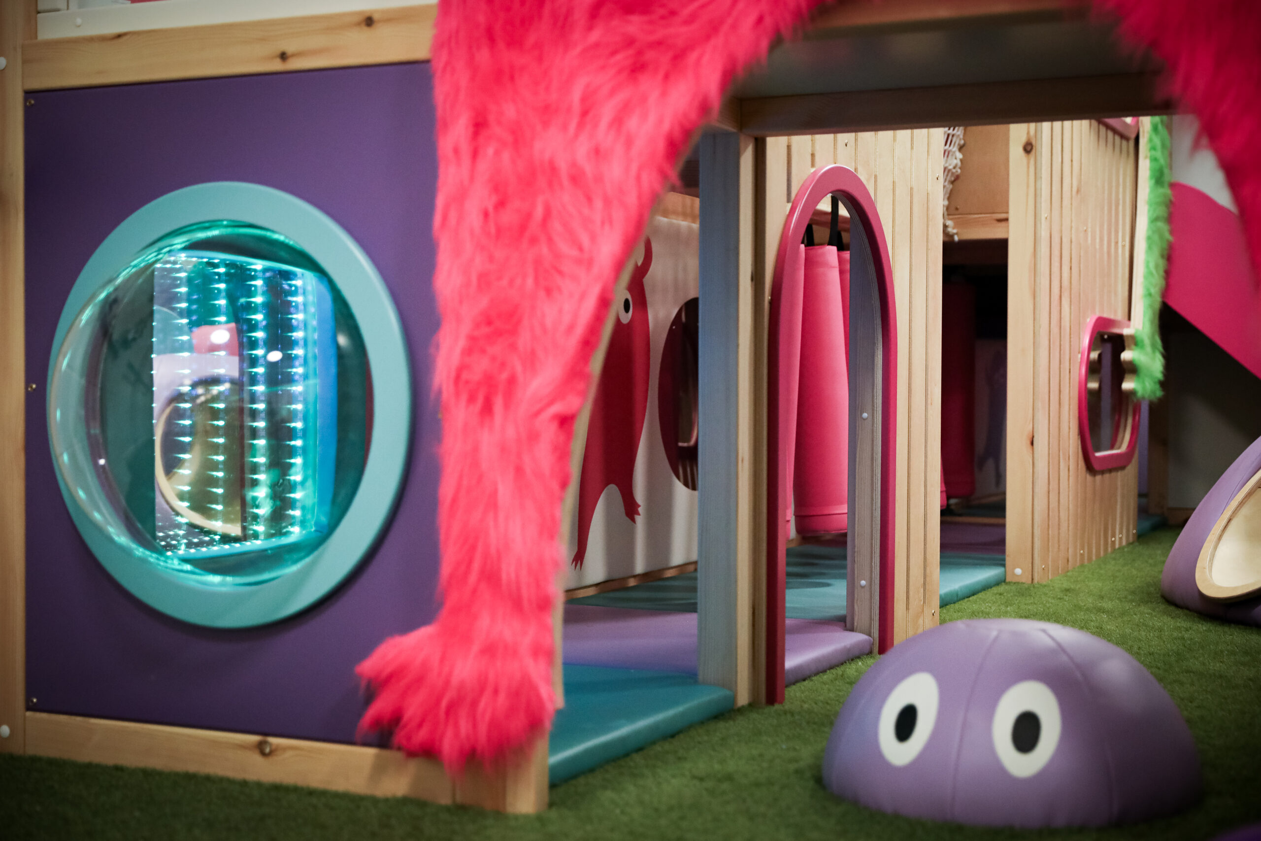 Tunnels, bubble windows and cargo nets on the Tiger Play frame